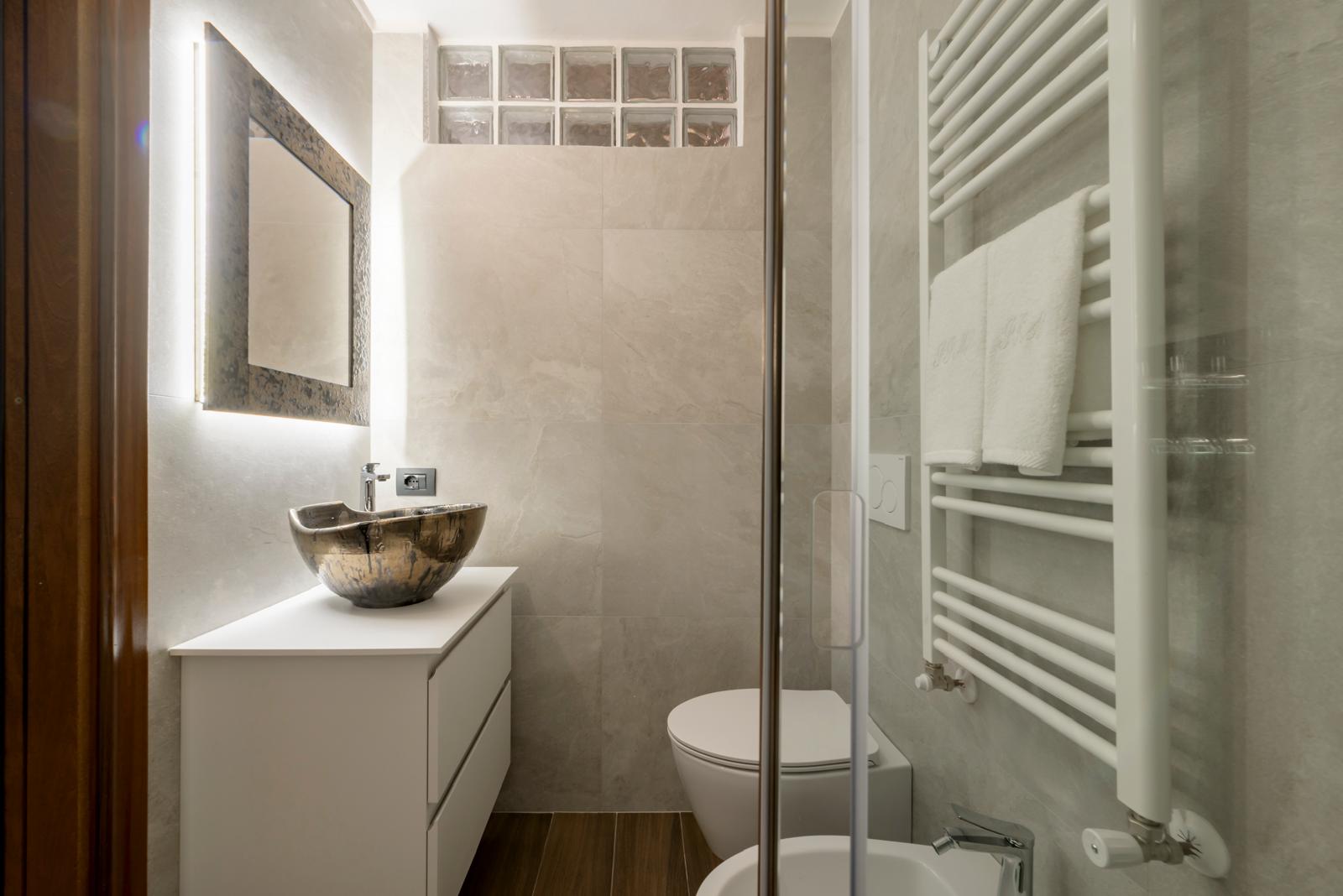 Bagno privato con doccia, sanitari e termoarredo