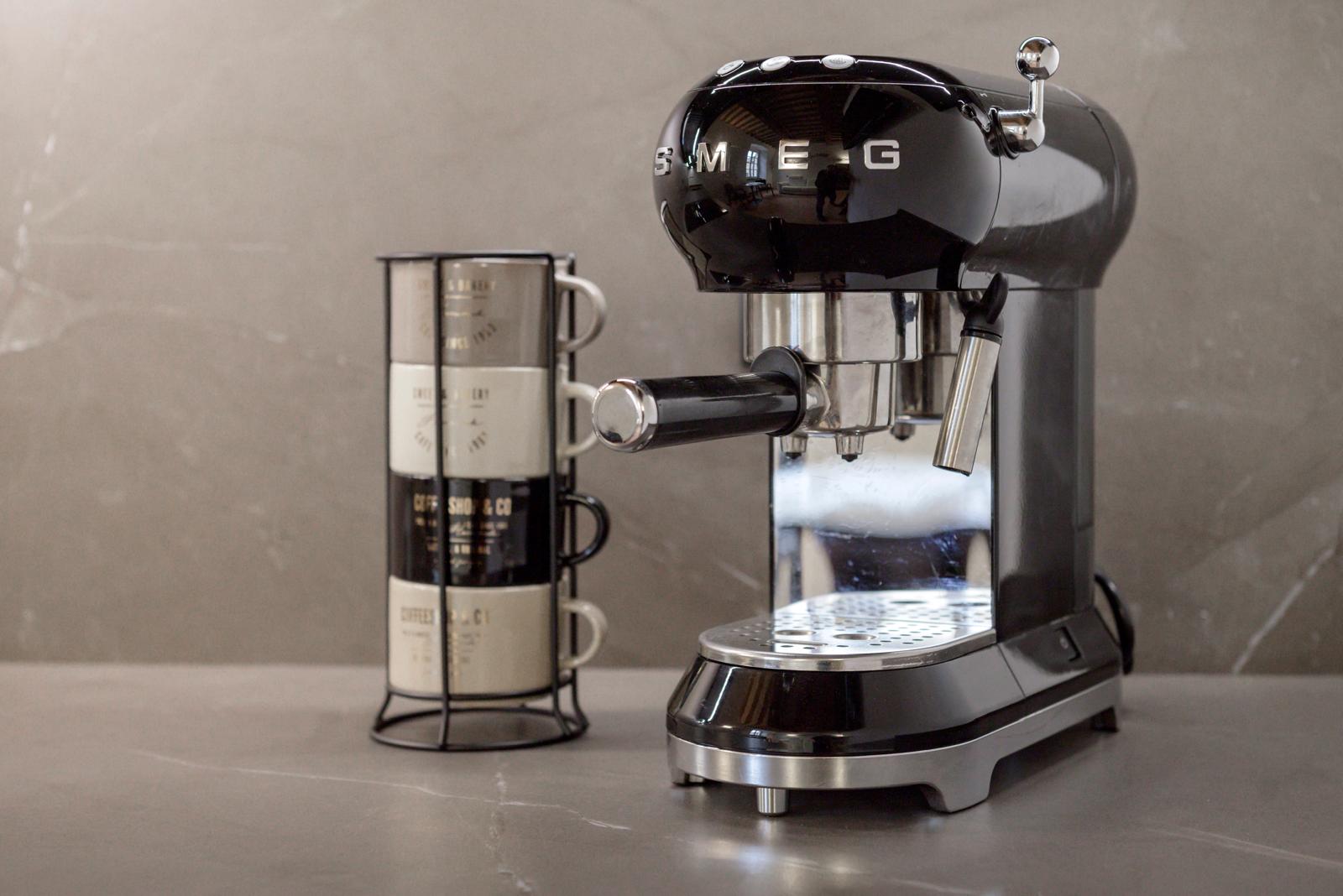 Macchina da caffè Smeg con tazzine in cucina