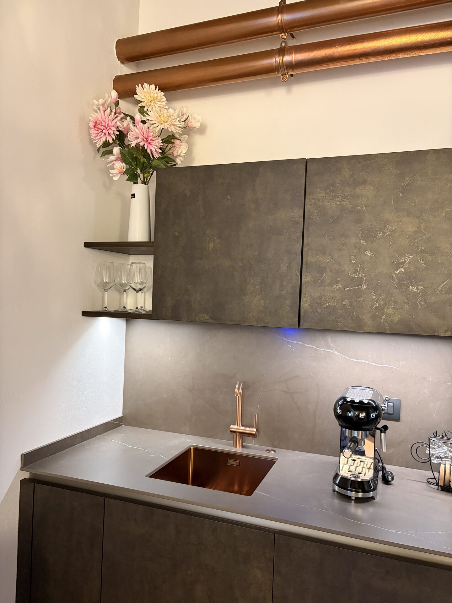 Cucina elegante con dettagli in rame